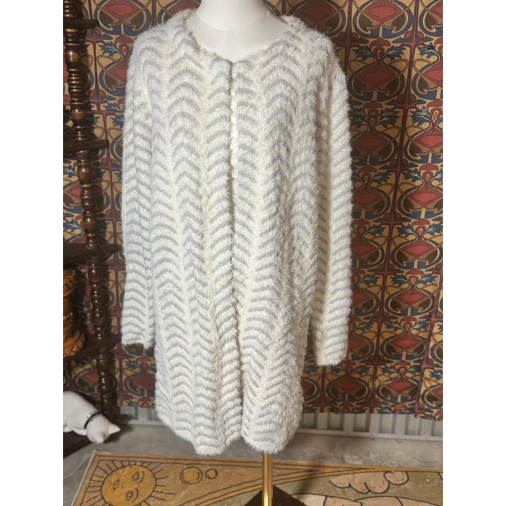 Solitaire Cream Chevron Fuzzy Long‎ Cardigan Sweater - Women's Medium